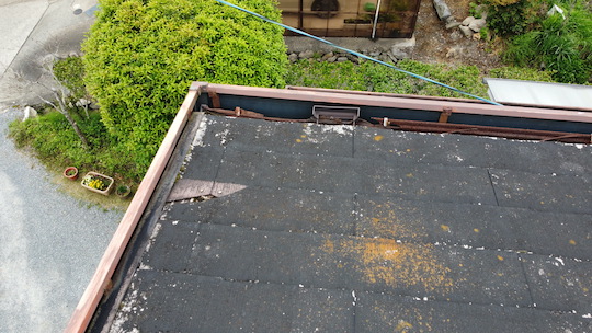 屋根材が割れてなくなっています