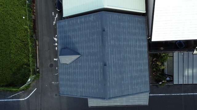 八幡市でのドローン屋根点検の様子、塗装後10年経過したスレート屋根の全体像