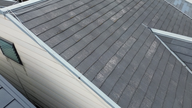 京都市山科区の屋根調査。カラーベストの著しい色褪せとコケの繁殖