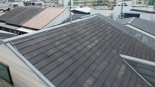 京都市山科区の劣化が進んだ屋根。カバー工法でのリフォームをご提案