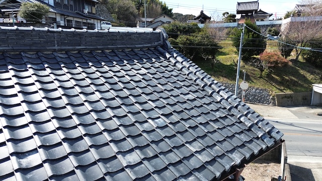 経年劣化の痕跡が見受けられる屋根