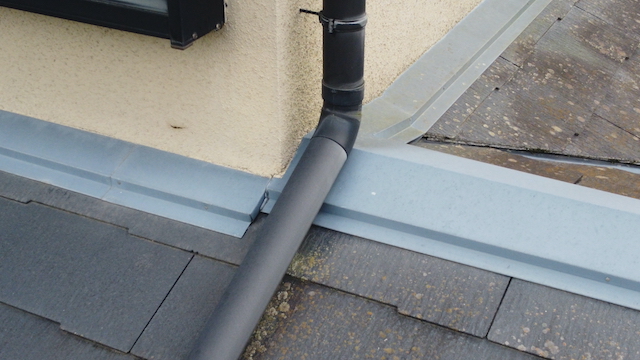 壁と棟板金の取り合いに隙間