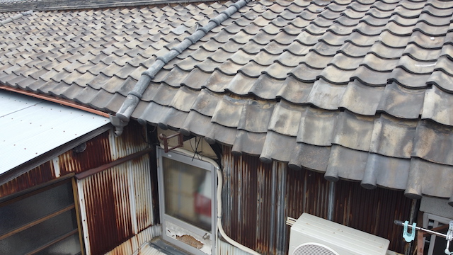 屋根が折れています