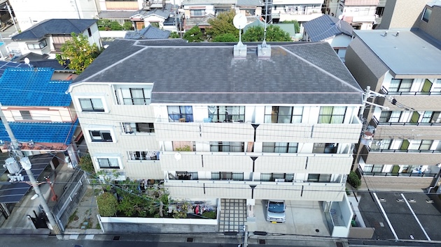 3階建てマンションの建物全景：ドローンによる屋根および外壁調査の全体写真