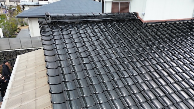 宇治市の中古物件。下屋根の壁際で熨斗瓦がずれ、土が露出している状況