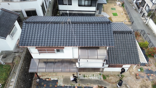  宇治市〇〇町の中古物件。日本瓦の屋根全体の様子とアンテナ設置状況