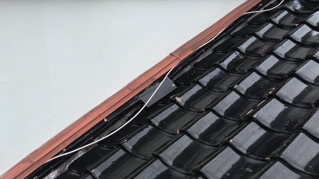 宇治市での現地調査。下屋根壁際で熨斗瓦が脱落し、土が風雨に晒されている様子