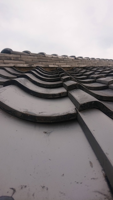 経年劣化が見受けられる庫裏の瓦