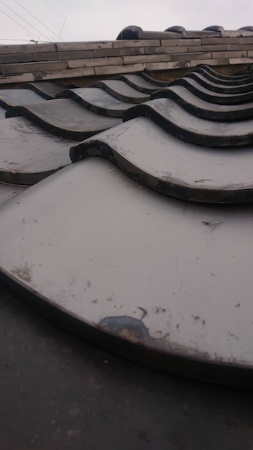 劣化が目立ってきた庫裏の瓦