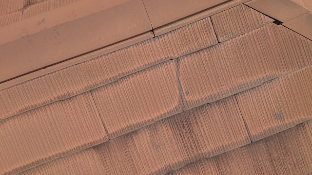 カラーベストの割れが生じた屋根