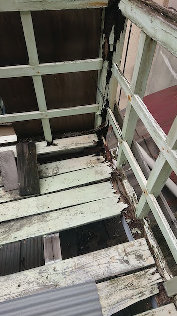 床板が腐っている