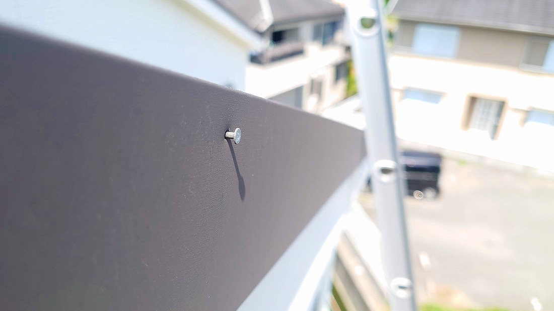 強風による板金の歪み