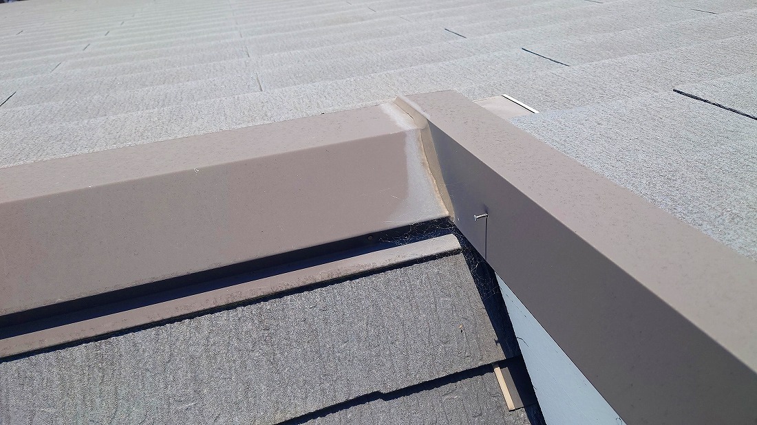 強風による板金の歪み