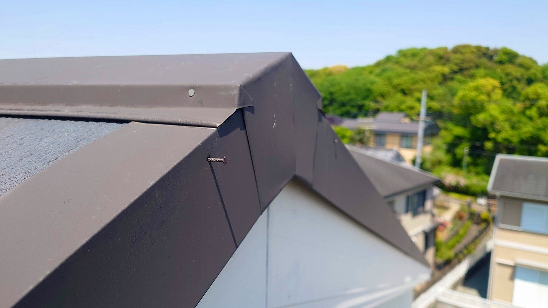 強風による板金の歪み