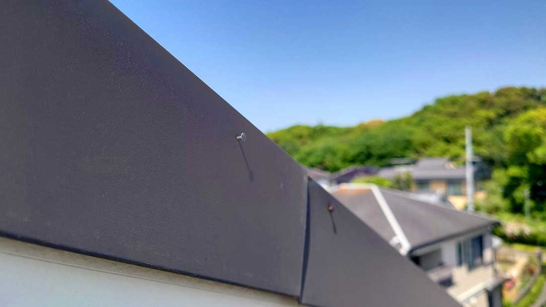 強風による板金の歪み