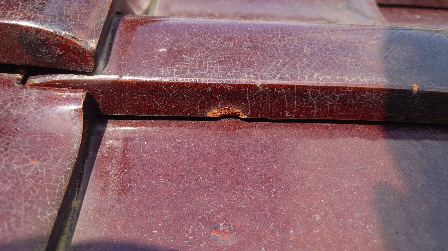 釉薬瓦の目欠け