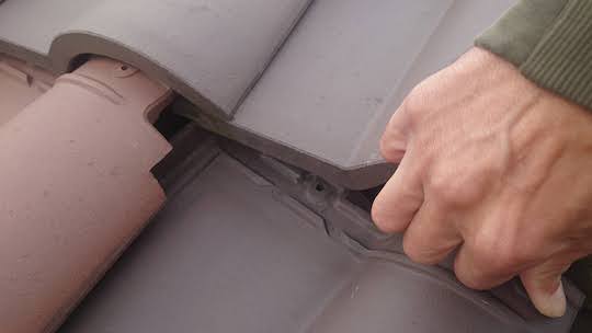 瓦を持ち上げてみると釘が打たれていなかった