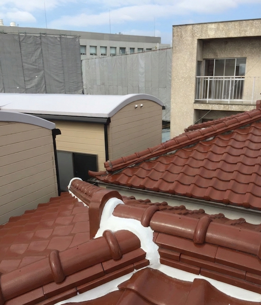 大阪市住吉区の雨漏り修理完了、真っ白な漆喰で美しく防水復旧された屋根の三又部分