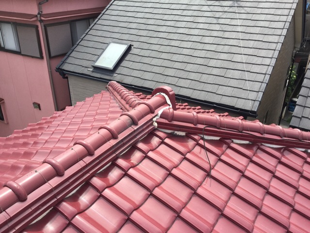 高く積み上げられた棟瓦。耐震性の観点から軽量化が推奨される箇所