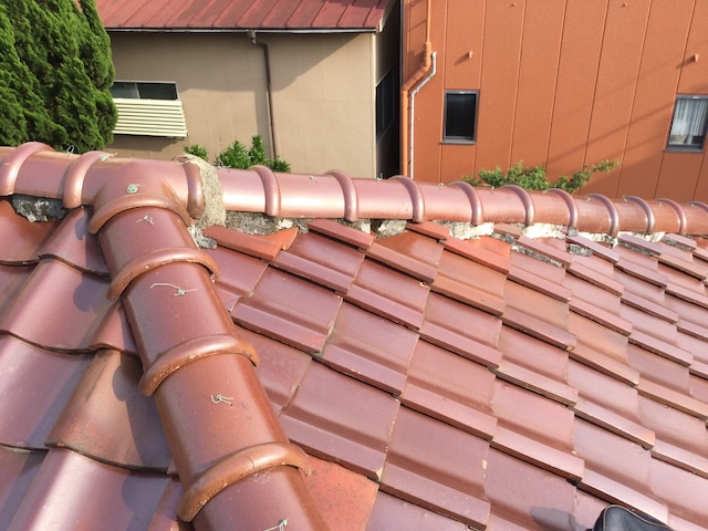 棟瓦の漆喰剥がれにより葺き土が露出している状態（雨漏りの危険信号）