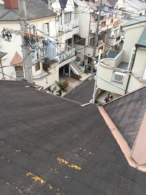 宇治市の住宅街にある急勾配のスレート屋根、上から見下ろした危険な角度