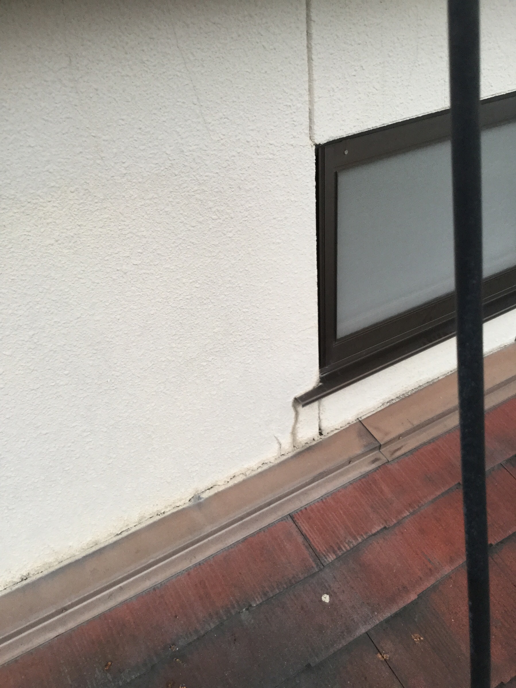 宇治市の現場、屋根と外壁の境目にある大きなひび割れ（クラック）