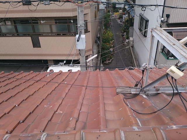 京都府久御山町での屋根現地調査。赤瓦の屋根全体の並びと経年劣化の状況確認