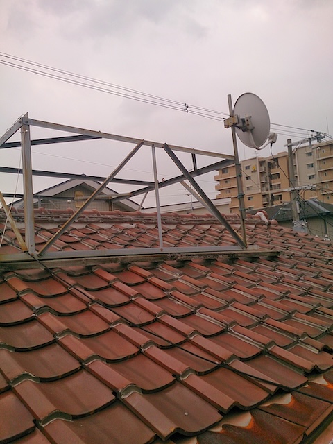 棟瓦（むねがわら）の歪み（不陸）とアンテナ設置状況の確認