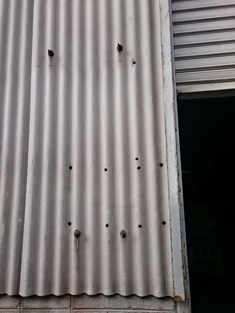 倉庫外壁（波板）のフックボルト周辺の錆びと固定状況