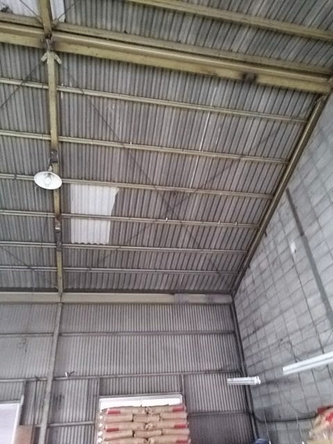 鉄骨造倉庫の屋根裏構造と明かり取り（採光パネル）の劣化診断