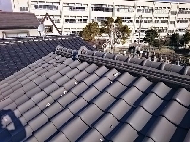 瓦屋根の棟の通り（ライン）の歪み確認｜京都・大阪の屋根修理施工事例