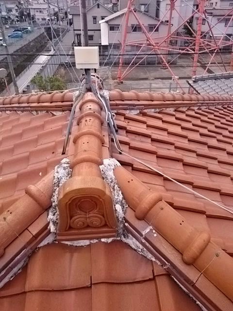 瓦屋根の棟（むね）と鬼瓦周辺の漆喰（しっくい）点検。経年劣化による剥がれの確認