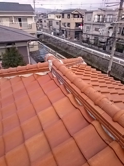 棟瓦（むねがわら）の積み上げと既存漆喰の状態。屋根メンテナンスが必要な箇所の確認