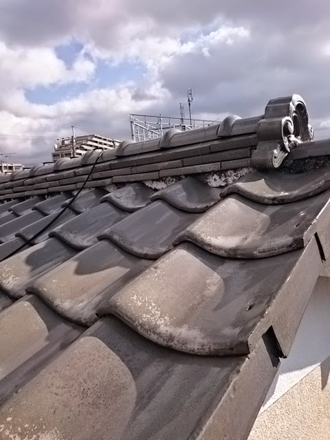 屋根の棟（むね）部分の拡大。面戸漆喰（めんどしっくい）の経年劣化状況