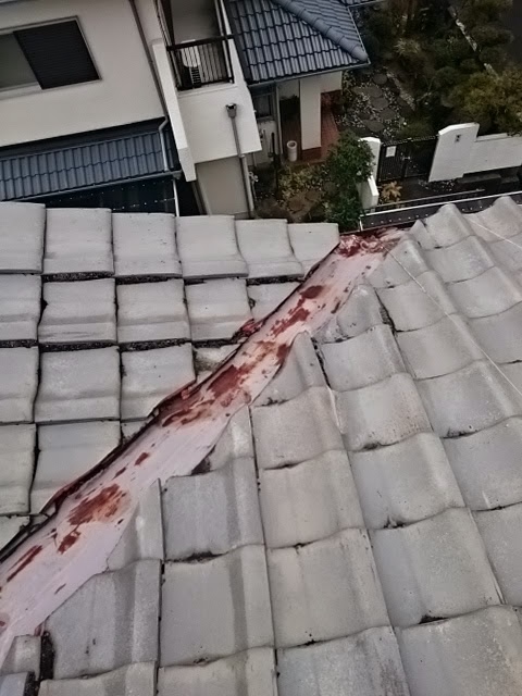 雨漏りの原因となる銅製谷板金の全体的な錆びと変色の様子