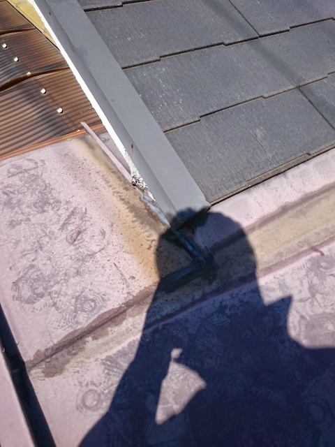 修理と塗装が必要なサビた屋根の板金接合部