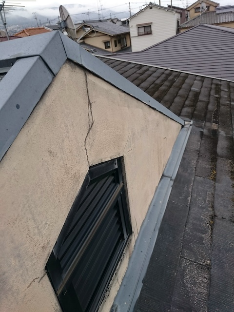 久御山町の住宅診断で見つかった外壁クラック。雨漏りリスクの高い危険なサイン。