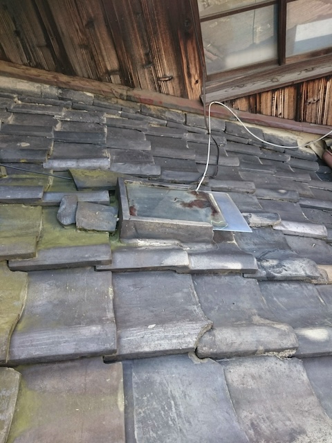 京都府八幡市の天窓周辺の瓦ズレと板金劣化による雨漏りリスク