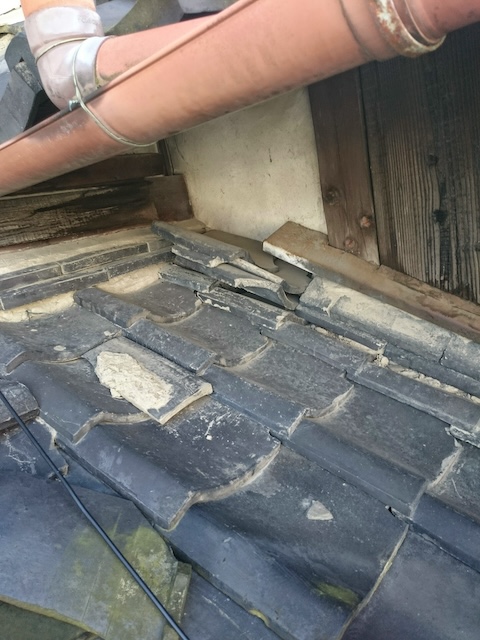 崩れた漆喰とサビた谷板金・八幡市の屋根修理現場