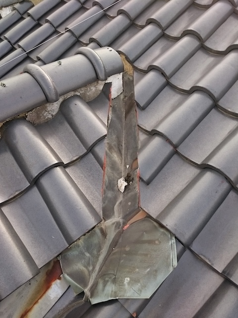 銅製谷板金の電食による大きな穴あき：雨漏りの直接原因（亀岡市）