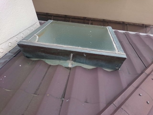 京都市伏見区での天窓（トップライト）雨漏り調査。かわらU屋根は健全な状態。