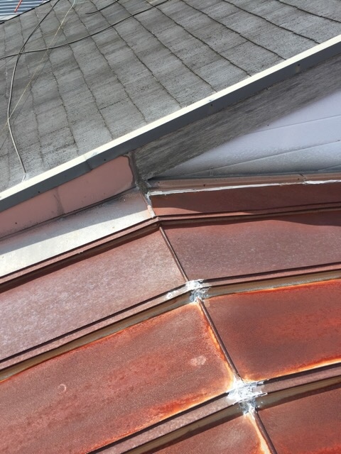 異素材が合わさる継ぎ目の劣化とコーキング（隙間埋め）の状況