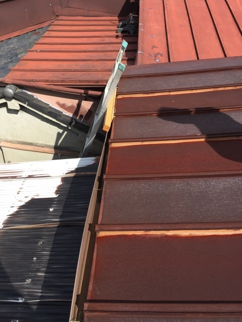 城陽市で屋根の端や雨樋付近のサビの進行具合をチェックする様子