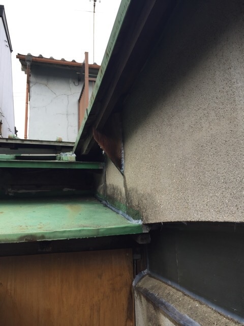 京都市伏見区深草での雨漏り現地調査。トタン屋根と外壁の取り合い（つなぎ目）部分