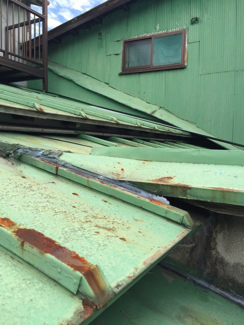 著しいサビや塗膜の剥がれが見られる京都市伏見区の金属屋根全体の様子