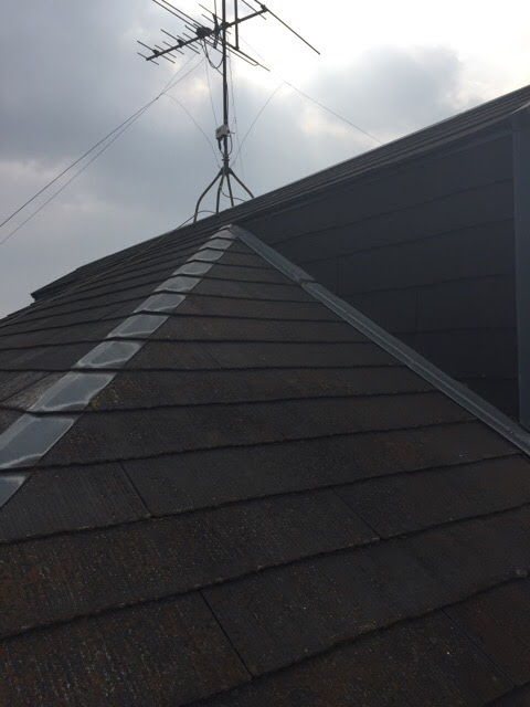 京都市伏見区深草の屋根調査。屋根のてっぺんにある棟板金（金属のカバー）の劣化状況