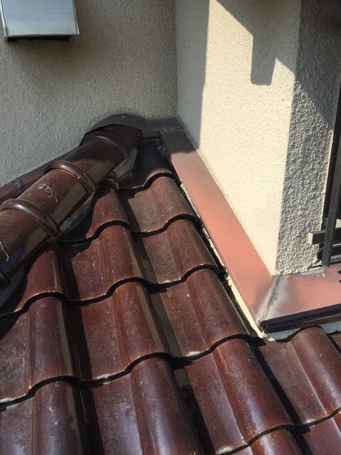 宇治市で確認した雨押え下の黒ずんで浮き上がった漆喰