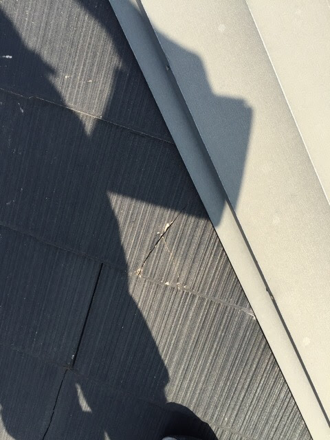 : 京都府宇治市の屋根調査。スレート（平らな屋根材）の端が三角形に欠けてしまっている状態