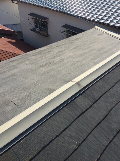 京都府宇治市の屋根調査。屋根全体が白っぽく色あせ、表面の防水バリア（塗装）が切れている状態