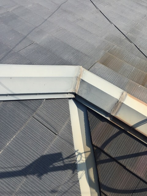 京都府宇治市の屋根調査。棟板金（屋根のてっぺんの金属カバー）のつなぎ目に塗られたコーキング（補修材）が劣化している様子